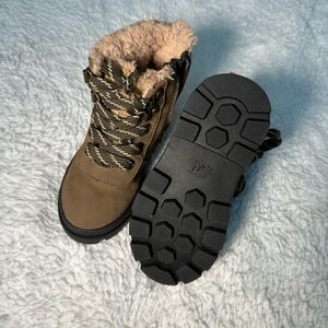 Waterproof laced-up boots